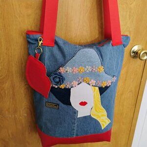 Lady with sunhat beach bag